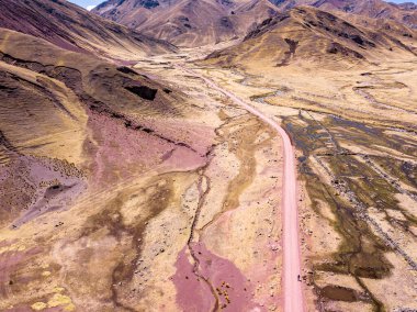 Andes, Güney Amerika 'daki tehlikeli yüksek dağ yolunun havadan görünüşü