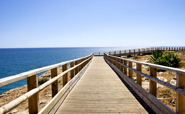 Pasarela en el puente con mar azul en el horizonte . — Foto de Stock