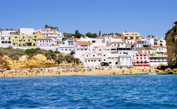 Playa en la ciudad de Carvoeiro con coloridas casas en la costa de Portug —  Fotos de Stock