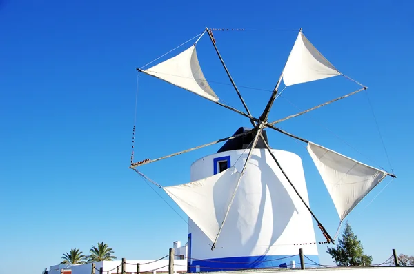 Velho windmille branco no sul de Portugal — Fotografia de Stock