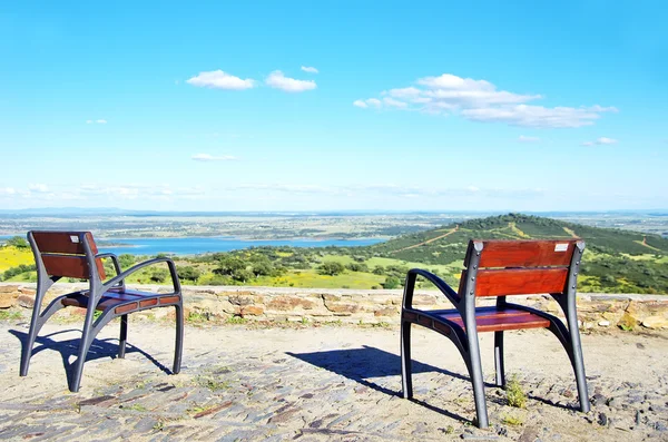 Alqueva Gölü bakış açısı içinde iki sandalye — Stok fotoğraf