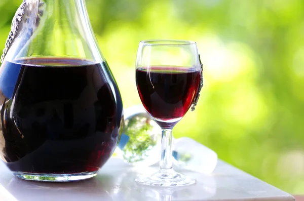 Пляшка червоного вина і склянка — стокове фото