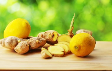 gengibre ve limon masada
