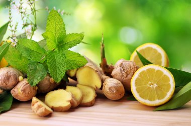 gengibre ve limon dilimli, masada