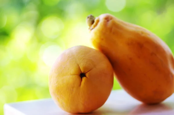 Twee rijpe papaya op tafel — Stockfoto