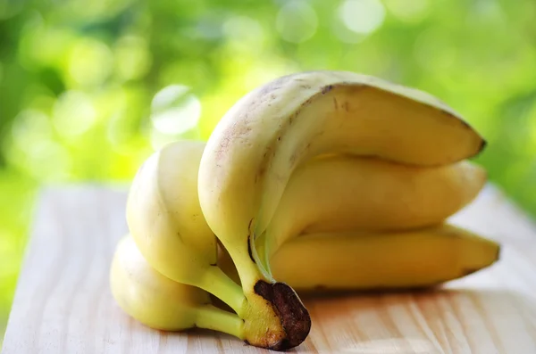 Wiązka bananów na zielonym tle — Zdjęcie stockowe