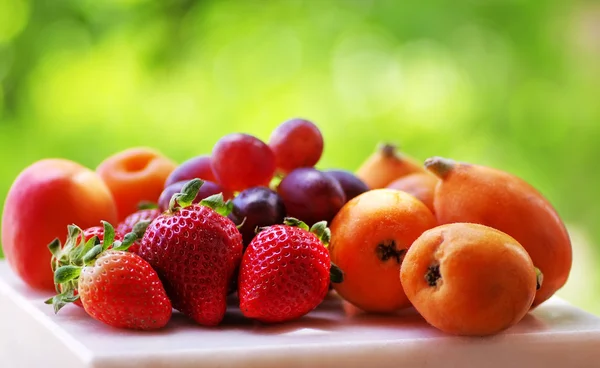 Спелые клубника, абрикос и медовухи в столе — стоковое фото