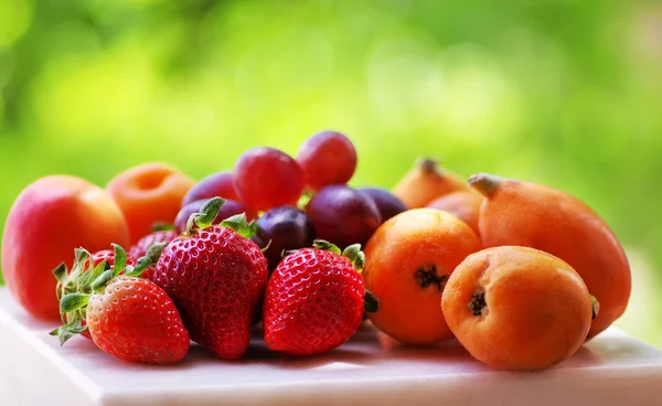 Fragole mature, albicocche e nespole in tavola — Foto Stock