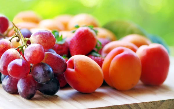 Uvas e frutos maduros — Fotografia de Stock