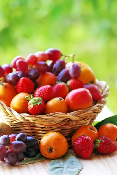 Корзина с спелыми фруктами — стоковое фото