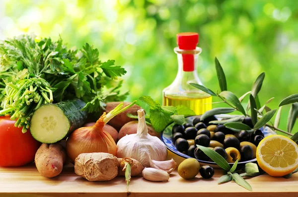 Olive e ingredienti della cucina mediterranea — Foto Stock