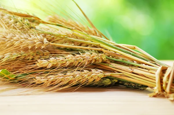 Spighe di grano sulla tavola — Foto Stock