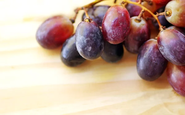 Closeup of grappes on table — Stock Photo, Image