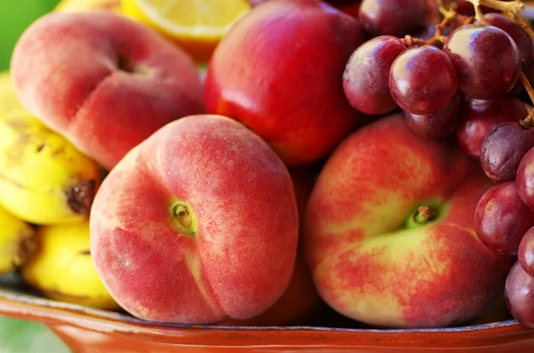 Pêssegos e uvas frescos, closeup — Fotografia de Stock