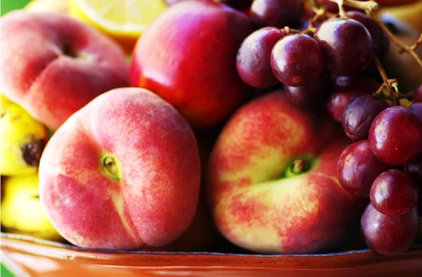 Taze şeftali ve grappes, portre