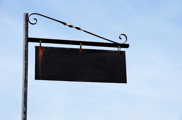 Placa negra sobre fondo azul del cielo — Foto de Stock