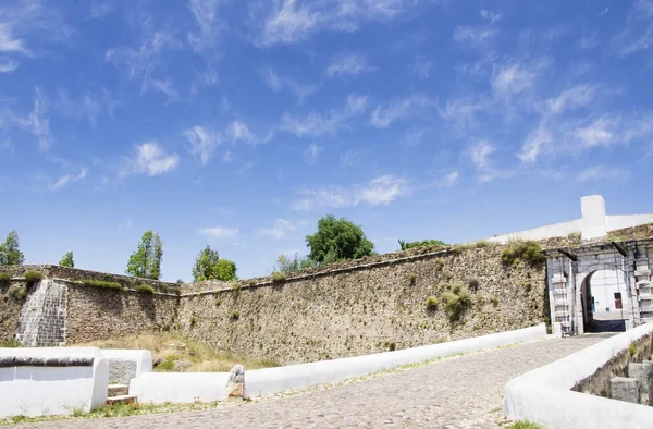 Вход в стены Эстремоса, Португалия — стоковое фото