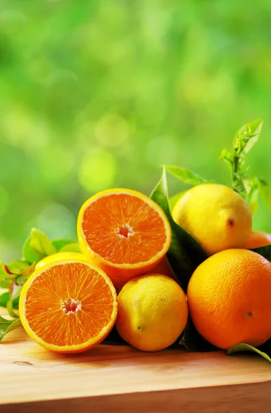 Нарезанные апельсины, лимоны и листья — стоковое фото