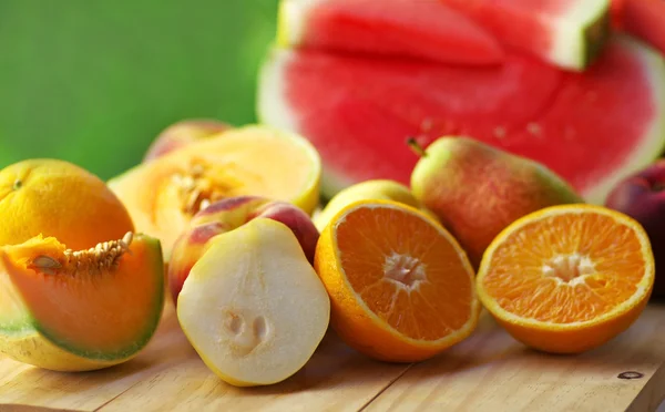 Frutas fatiadas na mesa de madeira — Fotografia de Stock