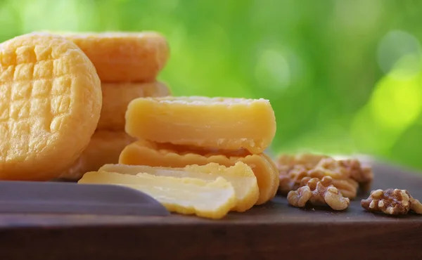 포르투갈 치즈와 벗겨진된 호두 — 스톡 사진