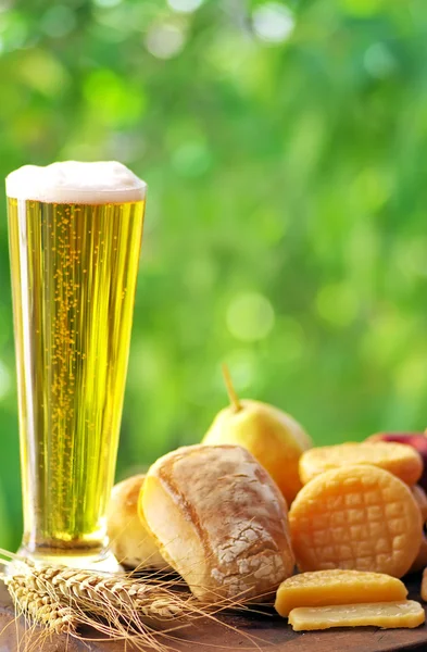 Queso curado, frutas y vaso de cerveza — Foto de Stock