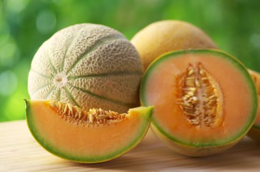 tablo üzerinde olgunlaşmış kavun dilim