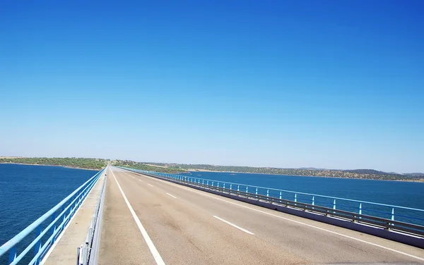 Road av bron i Alqueva lake, alentejo, Portugal — Stockfoto