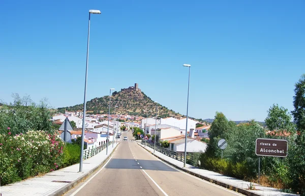 Blick auf die Stadt Alconchel in der Extremadura. Spanien. — Stockfoto