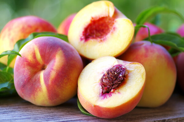 slices of ripe peaches