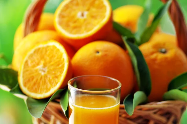 Zbliżenie, szkło pomarańczowy sok i owoce — Zdjęcie stockowe