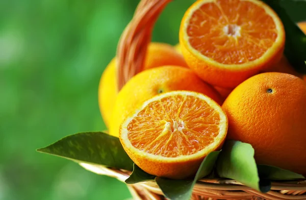 Rebanadas de fruta de naranja en cesta —  Fotos de Stock