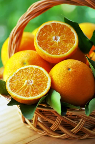 Felii de fructe de portocale în coș de răchită — Fotografie, imagine de stoc