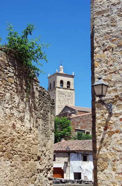 Uitzicht op de middeleeuwse toren in de historische stad van Trujillo. — Stockfoto