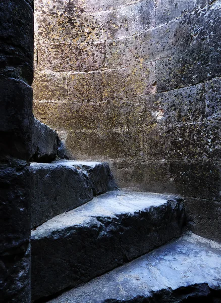 Gradini di scisto nel vecchio castello — Foto Stock