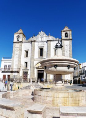 Kilise ve Çeşme Giraldo Meydanı, Evora, Portekiz