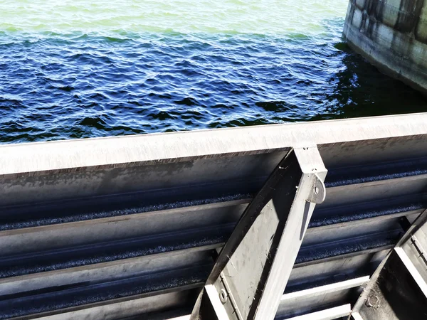 Close-up van gate metaal op de Alqueva-Dam — Stockfoto