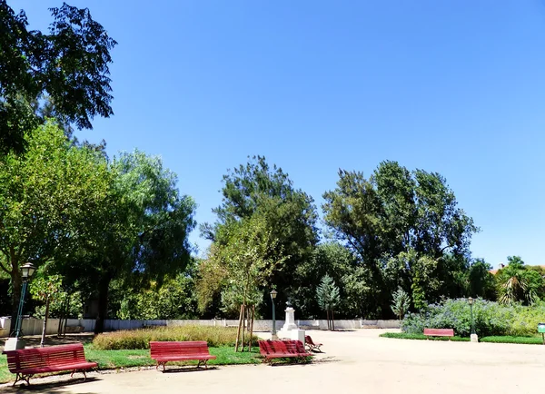 Jardim público numa cidade do Alentejo, Portugal — Fotografia de Stock