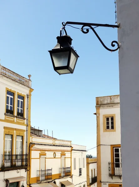 Vieja linterna en la calle de Evora, Portugal —  Fotos de Stock