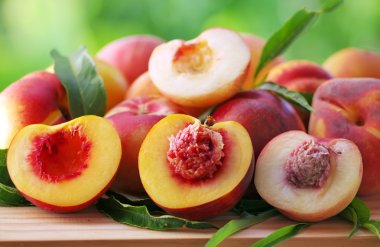 Masada olgun şeftaliler