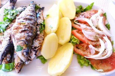 ızgara sardalya patates ve salata ile