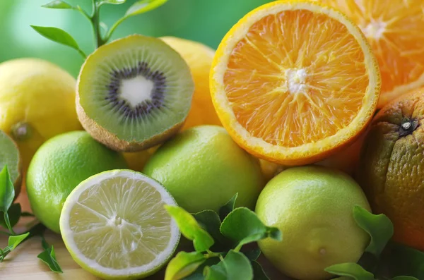 Kiwi's, citrusvruchten en bladeren — Stockfoto