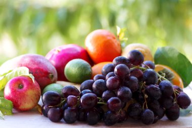 Masada üzüm ve çeşitli meyveler var.