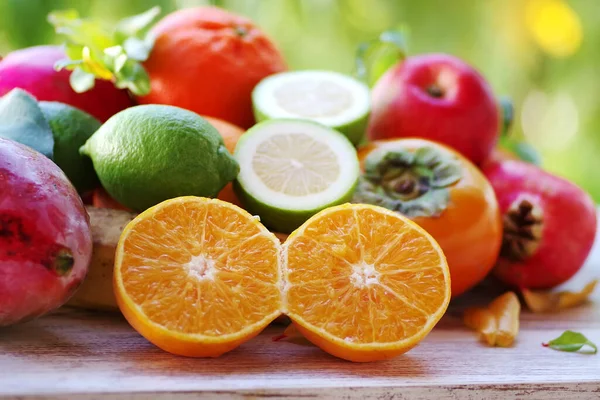 Dojrzałe Mango Limonki Plasterki Owoców Cytrusowych — Zdjęcie stockowe