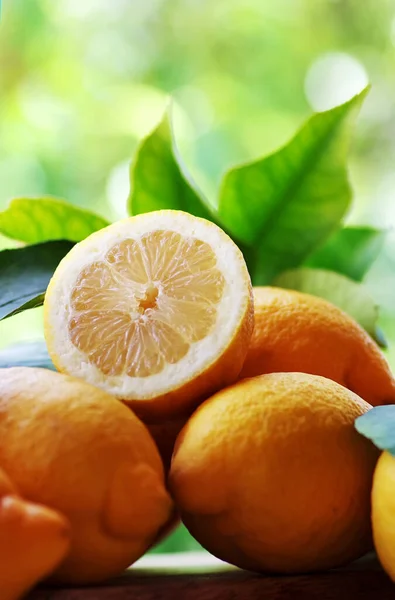 Limones Amarillos Con Hojas Sobre Mesa —  Fotos de Stock