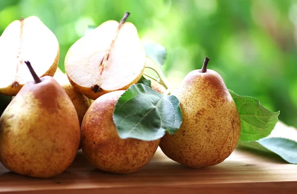 Portuguese Rocha Pears Leaves Table — Stock Photo, Image