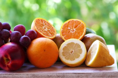 şeftali ve üzüm, portakal ve limon dilimleri