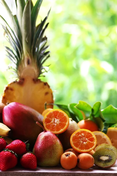 Frutas Surtidas Mesa Sobre Fondo Verde — Foto de Stock