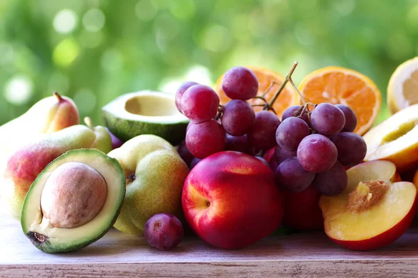 Abacate Fatias Pêssego Uvas Frutos Cítricos — Fotografia de Stock