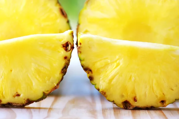 Close-up van ananas segmenten — Stockfoto