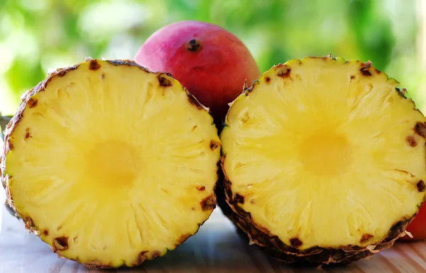 Ananas segmenten op groene achtergrond — Stockfoto